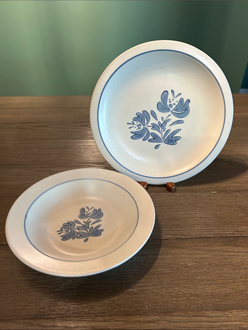 Pfaltzgraff Yorktowne vintage 10” dinner plate and 8 1/2” bowl EUC B